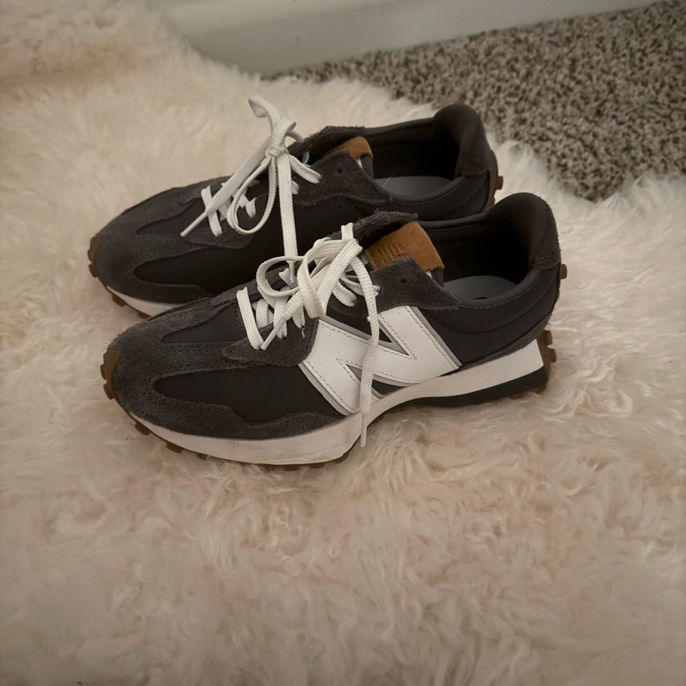 New Balance 327 Women’s Sneakers Size 7 Dark Blue